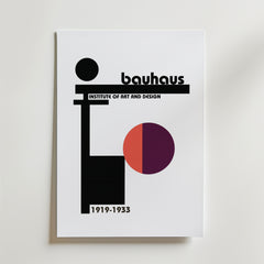 Bozetto Bauhaus Art and Design Poster visar geometriska former, djärva linjer och texten "bauhaus, INSTITUTE OF ART AND DESIGN, 1919-1933" på en vit bakgrund och förkroppsligar den minimalistiska Bauhaus-stilen.