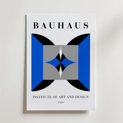 Bozetto Bauhaus Symmetrical Design Poster har geometriska former i svart, blått, grått och vitt på premiumpapper. "BAUHAUS" står överst och "INSTITUTE OF ART AND DESIGN 1929" under - en effektfull konstposter.