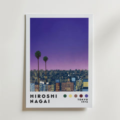 Bozetto Hiroshi Nagai Tokyo Skyline Poster visar en illustrerad stadsbild i skymningen med glödande fönster, två palmer, en lila gradienthimmel, texten "Hiroshi Nagai, Tokyo 1973" och fem färgade cirklar nedanför.