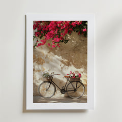 Postern Bougainvillea Bicycle Poster från Bozetto, tryckt på FSC-certifierat premiumpapper, visar en vintagecykel med blomkorgar mot en solbelyst vägg och en livfull rosa bougainvillea ovanför för en högkvalitativ finish.