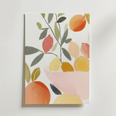 Bozetto Fruity Flow Poster föreställer en minimalistisk fruktskål med abstrakta apelsiner, citroner och blad i mjuka pasteller på vit botten, tryckt på premiumpapper med matt finish.