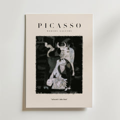 Postern Bozetto Picasso Beast Of Sorrows är en kubistisk konst i svart, vitt och grått med förvridna djur- och människofigurer, bl.a. en tjur. Den nedre texten lyder, Artwork Collection.