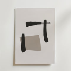 Geometric Flow Poster by Bozetto är ett minimalistiskt abstrakt print med tre svarta penseldrag och en grå rektangel på vit botten, tryckt på FSC-certifierat premiumpapper för hållbarhet.