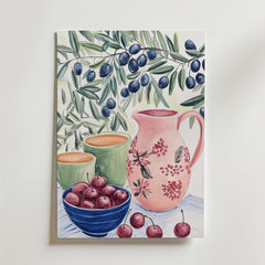 Bozetto Watercolor Fruit And Olive Poster på premiumpaper har en rosa blommig kanna, gröna koppar, blå körsbärsskål och mörkblå oliver på bladgrenar - en snygg accent för alla rum.