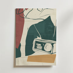 Bozetto AM/FM Dreams Poster visar abstrakt konst med djärva gröna, röda och beige block, en delvis konturerad person och en retro radio. Postern är tryckt på premiumpapper med en lyxig matt finish och har en minimalistisk, modern design.