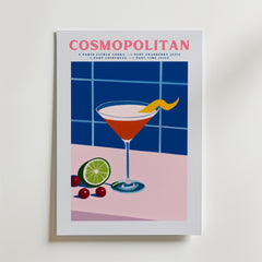 Bozetto Cosmopolitan Cocktail Poster föreställer ett martiniglas med en citrontwist, tranbär, limeskiva och recept på premiumpapper mot blå kakelplattor - ett stilfullt tillägg till din inredning.