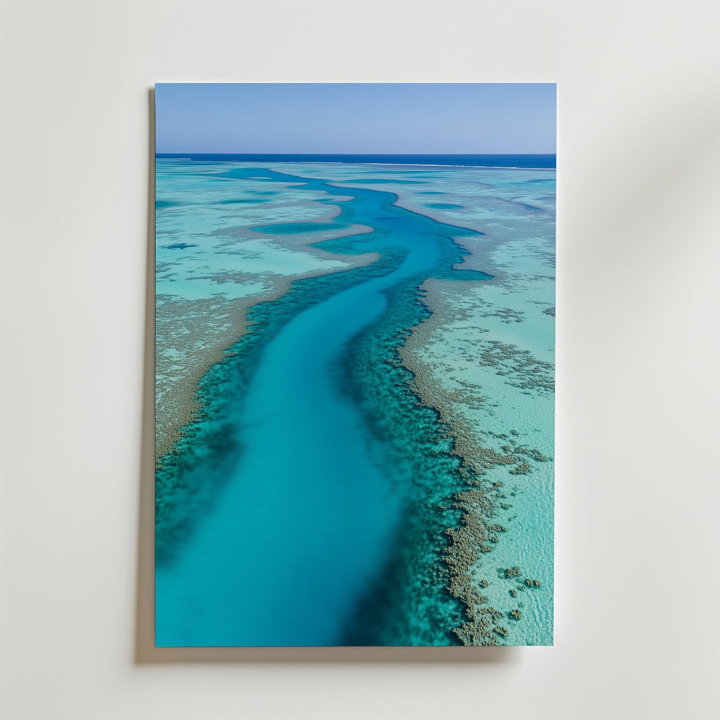 Turquoise Stream Poster by Bozetto har en fantastisk flygbild av ett turkosfärgat korallrev i klarblått vatten, tryckt på FSC-certifierat premiumpapper med en lyxigt matt yta som förstärker levande blå och gröna gradienter.