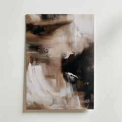 Abstract Shadows Poster by Bozetto har jordnära bruna, svarta och vita penseldrag på en lyxigt matt yta. Affischen är tryckt på FSC-certifierat premiumpapper och visas på en vit vägg för en dynamisk och modern look.