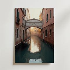 Upplev venetiansk charm med Bozetto Venetian Tranquility Poster, med en gondol som glider under en stenbro i Venedig, vackert tryckt på premiumpapper med matt yta för en elegant finish.