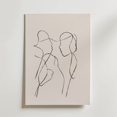 Bozettos Lineage Whispers Poster visar två abstrakta profiler i minimalistiska svarta linjer på premiumpapper med en lyxig matt finish, som blandar eleganta kurvor för en modern och sofistikerad look.