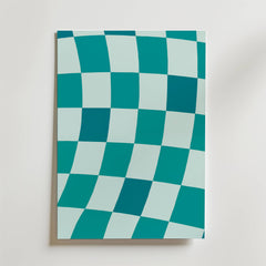 Flowing Balance Poster från Bozetto har ett blåvitt rutmönster med vågiga rutor som ger en modern känsla till en vanlig vägg - perfekt för en Japandi-inspirerat hem med blågröna toner.