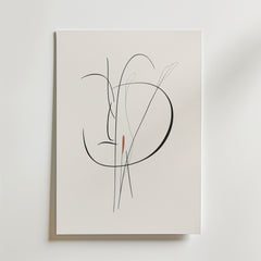 Bozetto Soft Abstract Line Portrait Poster har minimalistiska svarta och gråa böjda linjer med en kort brun vertikal accent, tryckt på premiumpapper för subtila konstnärliga detaljer mot en vit canvas och vägg.