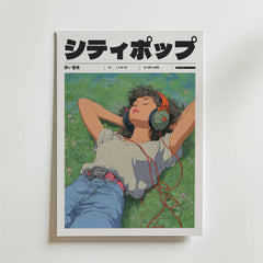 Echoes in the Grass Poster" av Bozetto föreställer en illustrerad kvinna som ligger i gräset med stora hörlurar och solglasögon, händerna bakom huvudet i en pose som fångar en känsla av frihet. Japansk text visas högst upp.