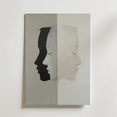 Bozetto Abstract Reflections No.2 Poster visar tre överlappande sidoprofiler i svart, grått och vitt på premiumpapper med en lyxig matt finish för en elegant look.