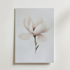 Bozettos minimalistiska magnolia Poster visar en magnolia med mjuka vita kronblad och gröna blad på en ljus bakgrund, tryckt på premiumpapper för en raffinerad touch - perfekt för inredning.