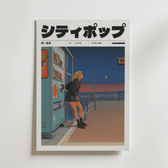 Affischen Blue Hour Reverie Poster av Bozetto föreställer en flicka i skoluniform bredvid en varuautomat vid havet i skymningen, med japansk text ovanför som framkallar melankoli under en mörkblå himmel och synlig måne.