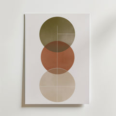 Bozetto Abstract Round Shapes Poster föreställer tre överlappande cirklar i olivgrönt, rost och beige med tunna vita linjer på en vit bakgrund, tryckt på premiumpapper för en lyxig matt finish.