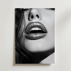 Bozetto Female Glamour Poster visar en svartvit närbild av glänsande läppar, partiell näsa och vågigt hår mot en enfärgad bakgrund, allt presenterat med en högkvalitativ finish.