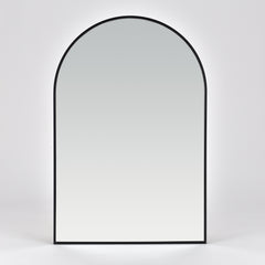 Bozetto Spegel Bauge Svart Deluxe 50x75 cm är en stor, modern bågformad spegel med en smal svart ram, som visas mot en vit bakgrund. Den moderna designen är enkel och fri från synliga detaljer eller dekorationer.