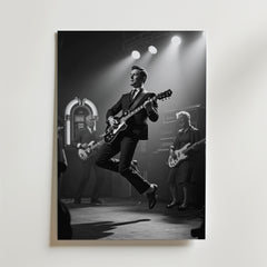 Bozetto Rock 'n' Roll Vibes Poster föreställer en svartvit scen med en gitarrist i kostym som hoppar i luften på scenen, tillsammans med andra musiker, scenljus och en jukebox, tryckt på premium matt finish papper.