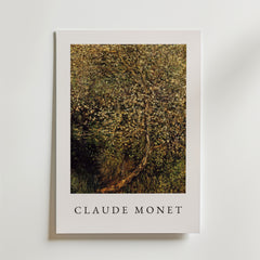 Bozetto Claude Monet Apple Tree Poster har en livfull äppelträdsmålning på premiumpapper med "Claude Monet" under konstverket på en vanlig, ljus bakgrund.
