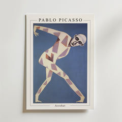 Bozetto Picasso Circus Performer Poster föreställer en stiliserad figur i rörelse med geometriska mönster och ett vitt maskliknande ansikte mot en blå bakgrund, som fångar essensen av cirkuskonst och Acrobat-motiv.