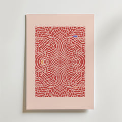 Postern Bozetto Red Hypnotic Waves har vågiga vita linjer i ett symmetriskt mönster på en röd yta med gula och blå inslag, inramad med en ljusrosa matta - perfekt för modern inredning med röda toner.