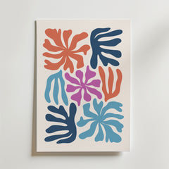 Bozetto Abstract Coral Garden Poster visar sex abstrakta, organiska former i korall, marinblå, lila och ljusblå på vit botten - en modern design som för tankarna till stiliserade blad eller sjögräs. Perfekt som unik väggkonst för ditt rum.