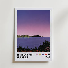 Hiroshi Nagai Skyline Dusk Poster från Bozetto föreställer ett stiliserat landskap med ett lugnt blått hav, avlägsna byggnader och en lilarosa solnedgång, med färgprover och "HIROSHI NAGAI TOKYO 1973" under bilden.