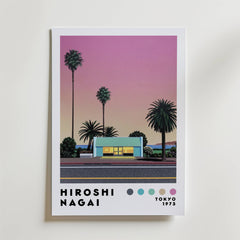 Bozetto Hiroshi Nagai Evening Motel Poster visar minimalistisk retrokonst av ett upplyst motell med palmer i solnedgången, mot en rosa-lila himmel. "Hiroshi Nagai Tokyo 1973" och fem färgprover accentuerar nedtill.