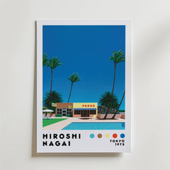 Bozetto Hiroshi Nagai Poolside Cafe Poster föreställer ett modernt hus med palmer och en pool under en klar himmel, "PROUD" ovan, levande färgglad inredning och texten: Hiroshi Nagai Tokyo 1973 med färgade prickar.