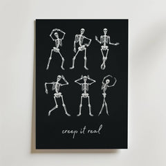 Bozetto Dancing Bones Poster visar sex vita skelett som dansar på en svart bakgrund, med "creep it real" i lekfull kursiv under, och blandar humor och kusliga vibbar perfekt för Halloween.
