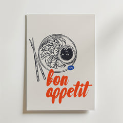 Chopstick Love Poster från Bozetto visar en minimalistisk tallrik med sallad, ätpinnar och en såsskål, plus "bon appétit" i fet röd skrift - perfekt som en bon appétit-poster för ditt kök eller din matplats.