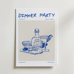 Dinner Party Poster från Bozetto har en blå linjeteckning av en flaska, glas, köksredskap, citronskivor och ost på ett fat, med modern konsttext för ett galleri i Berlin - perfekt för vardagslyx-stilen.