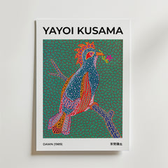Bozetto Yayoi Kusama Dawn 1989 Poster har Kusamas namn, en färgstark fågel på en gren och en grön mosaikbakgrund. Tryckt på FSC-certifierat premiumpapper med en lyxig matt finish. "DAWN (1989)" och japansk text visas nedan.
