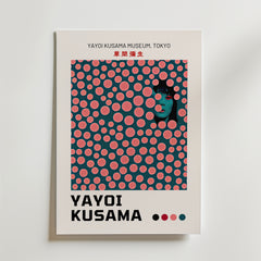 Bozetto Yayoi Kusama Hidden Gaze Poster har rosa prickar på mörk botten, med ett delvis ansikte, japansk text och YAYOI KUSAMA ovanför. Tryckt på FSC-certifierat premiumpapper för en högkvalitativ finish.