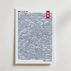 Mugen Poster från Bozetto är ett vitt tryck med ett blått Seigaiha-mönster, "MUGEN" längst upp till vänster, en röd vertikal japansk etikett längst upp till höger och en liten japansk text längst ner till höger - vilket visar på japansk estetik.
