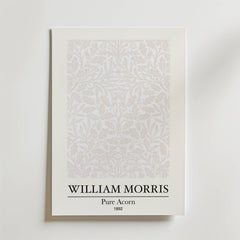 William Morris Pure Acorn Poster by Bozetto har en intrikat ljusbeige naturmönsterdesign med svarta blommor och texten "WILLIAM MORRIS Pure Acorn 1892" längst ner på en vit bakgrund.