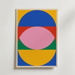 Bozetto Bauhaus Balance Poster har färgglada, överlappande geometriska former - en blå halvcirkel upptill, en rosa oval i mitten och gula, röda och gröna delar - som skapar modernitet på en skarp vit bakgrund.