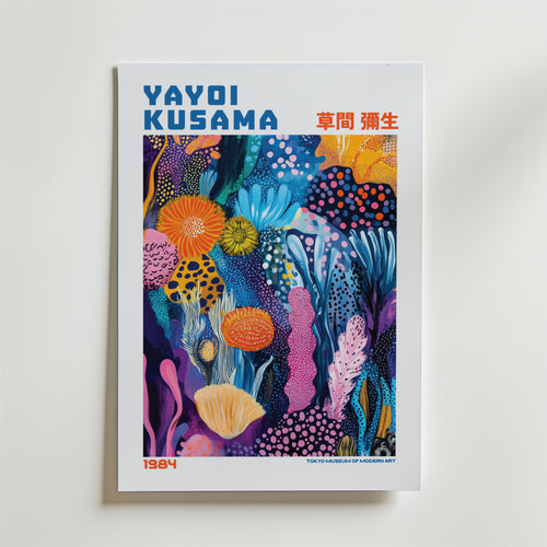 Mockup av Yayoi Kusama Ocean Garden affisch på vägg – köp enkelt hos Bozetto i hög kvalitet