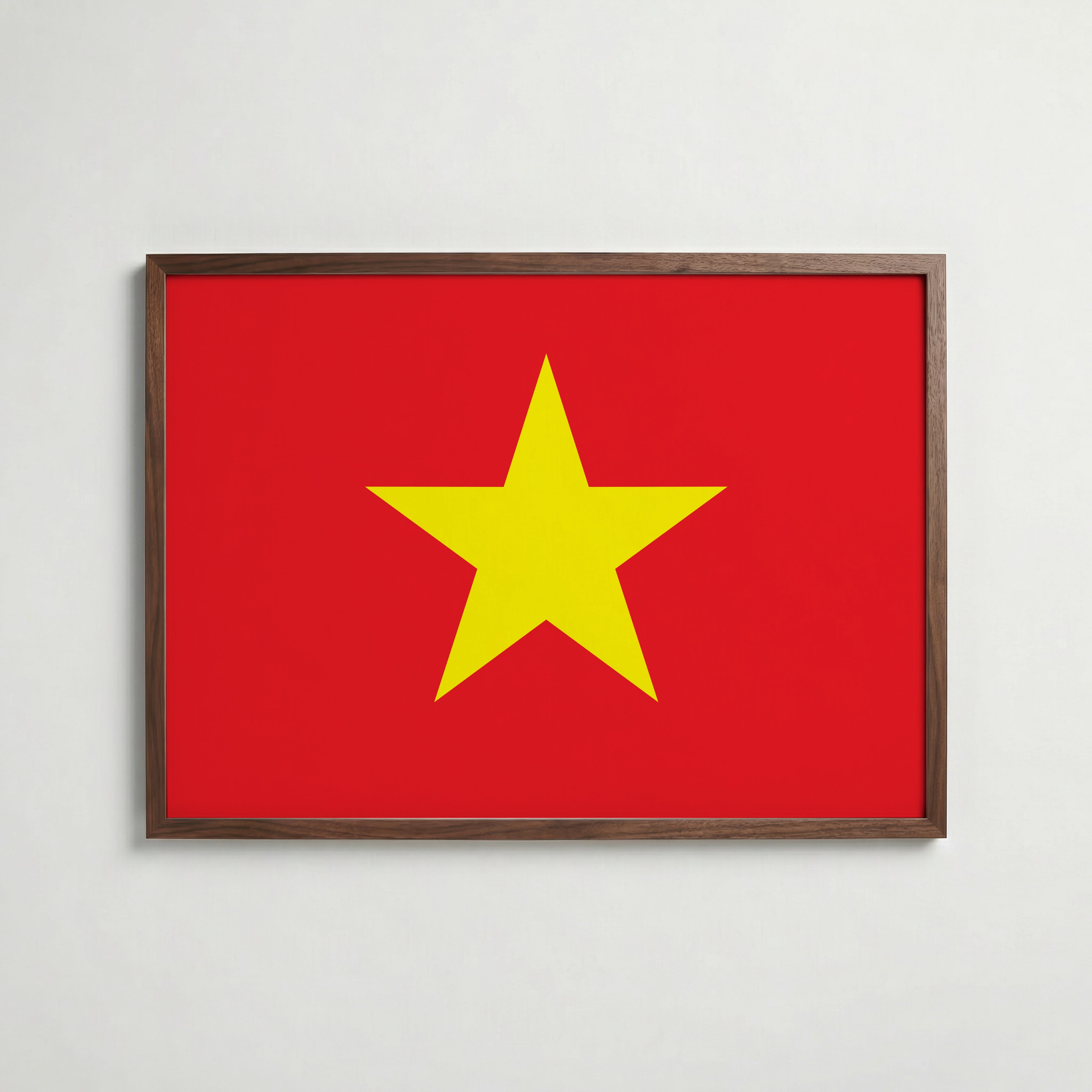 Vietnam National Flag Poster i valnötsram – varm konstaffisch för hemmet från Bozetto