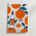 Aperol Spritz Poster by Bozetto: Med en flaska Aperol, ett glas apelsindryck och apelsiner med blå blad på en ljus bakgrund - perfekt för dig som älskar den klassiska cocktailen.