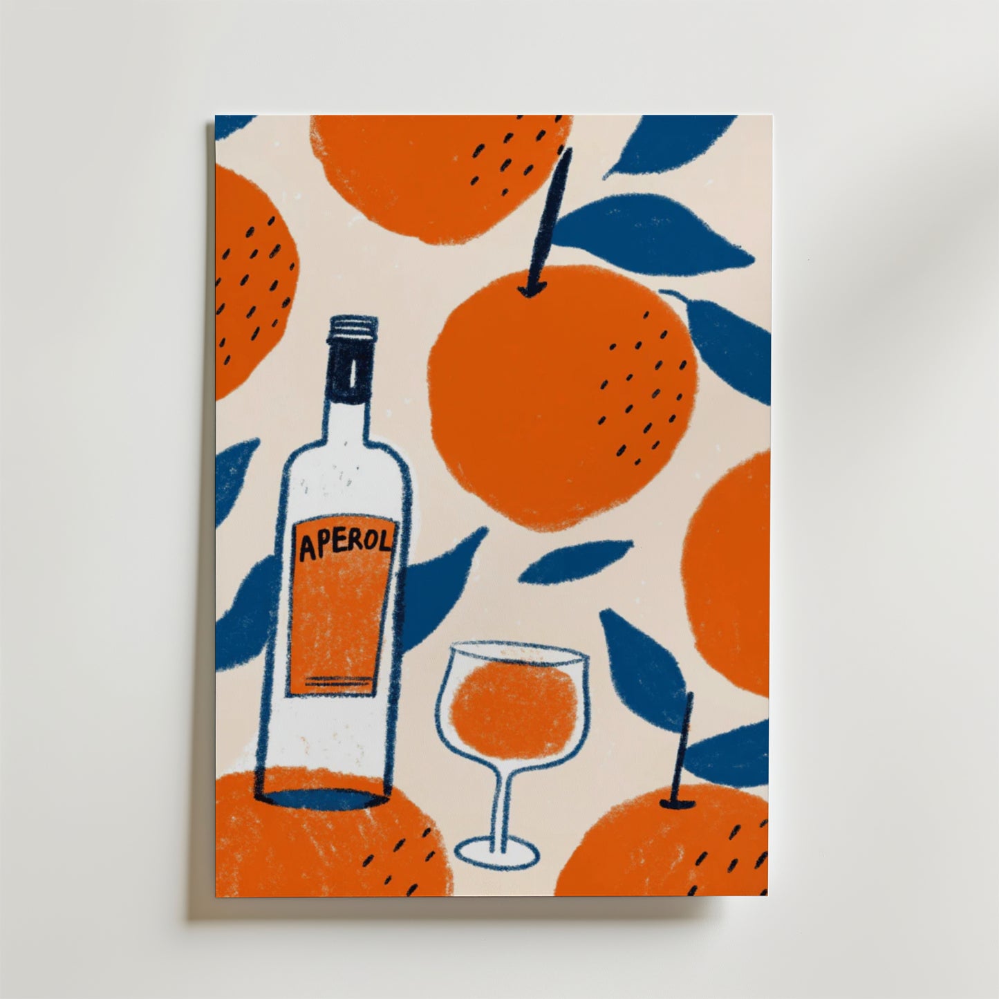 Aperol Spritz Poster by Bozetto: Med en flaska Aperol, ett glas apelsindryck och apelsiner med blå blad på en ljus bakgrund - perfekt för dig som älskar den klassiska cocktailen.