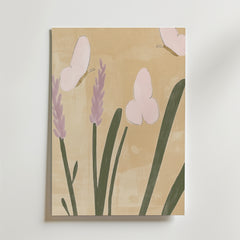 Bozetto Iris Serenity Poster föreställer två ljusrosa fjärilar ovanför lavendelblommor och gröna blad på en beige bakgrund, tryckt på premiumpapper med en lyxig matt finish för en elegant touch.