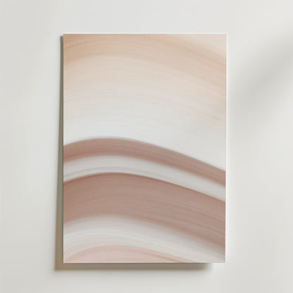 Abstract White Poster från Bozetto har mjuka vågiga band i beige, blush och vitt i en lugnande gradient. Tryckt på premiumpapper med en lyxigt matt yta står den sig vackert mot en enfärgad vit bakgrund.