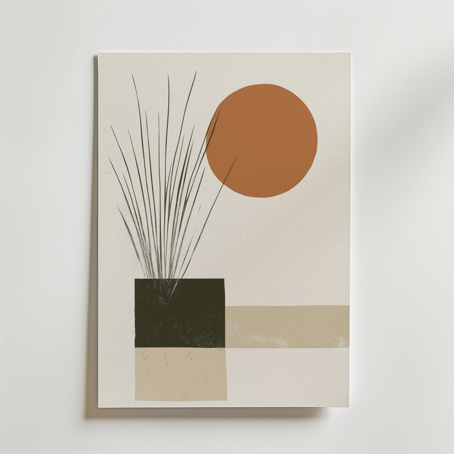 Terracotta Calm Poster från Bozetto har minimalistisk konst: en svart fyrkantig kruka med smala växtstjälkar, en bränd orange cirkel och beige former på en ljus bakgrund. Tryckt på FSC-certifierat premiumpapper.