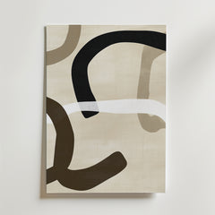 Interwoven Curves Poster by Bozetto har tjocka svarta, bruna och beige kurvor med en vit vågig linje på ljus beige. Tryckt på premiumpapper med en lyxigt matt yta för en modern konstnärlig touch.