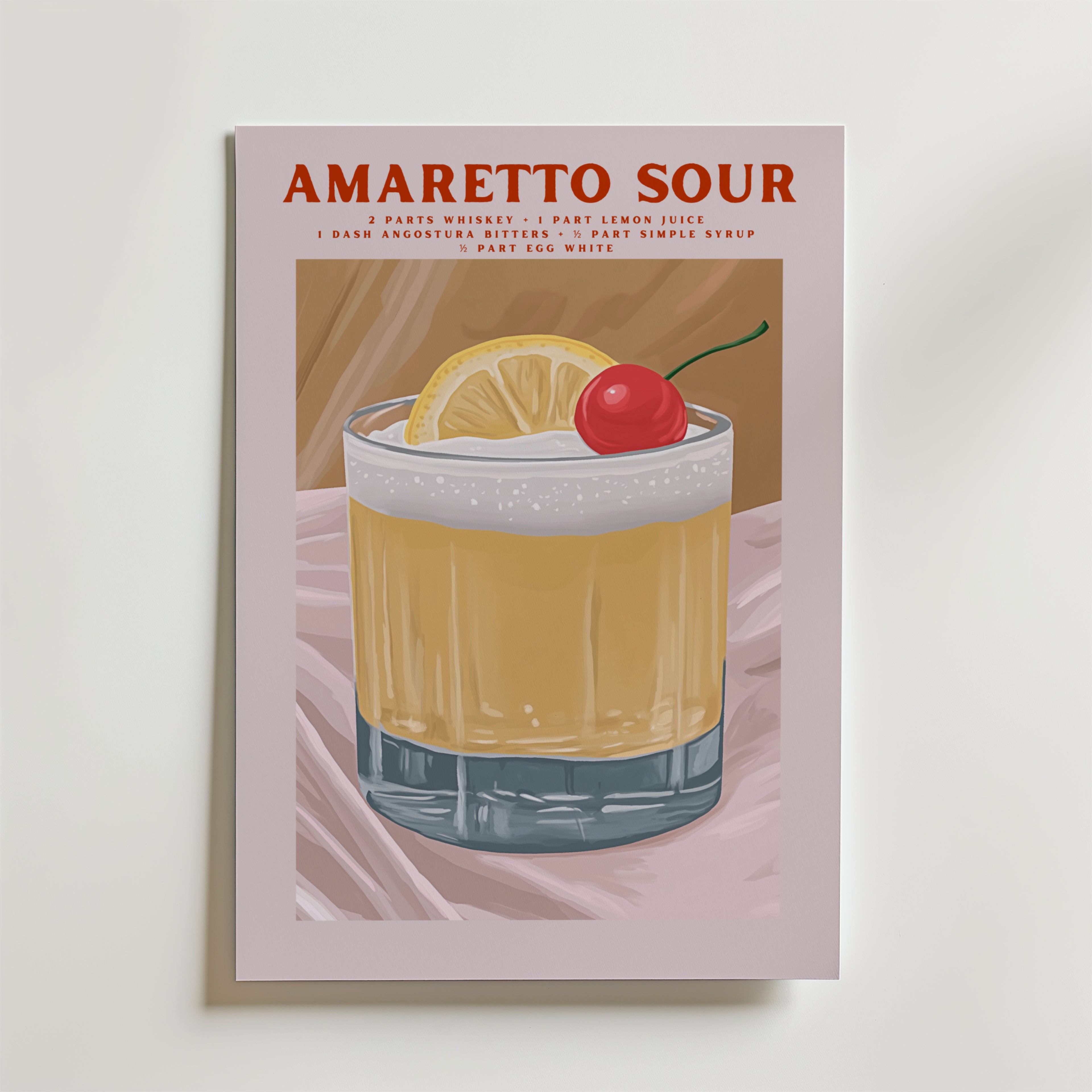 Bozetto Amaretto Sour Cocktail Poster är tryckt på premiumpapper med en lyxig matt finish och föreställer ett glas garnerat med citron och körsbär. Receptet visas i rött ovan på en ljusrosa bakgrund.