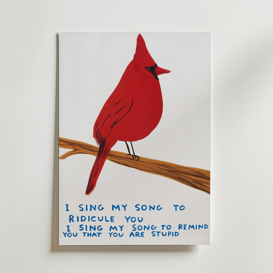 Bozetto Red Cardinal Song Poster föreställer en satirisk röd kardinal på en gren med blå handskriven text: "Jag sjunger min sång för att förlöjliga dig. Jag sjunger min sång för att påminna dig om att du är dum.