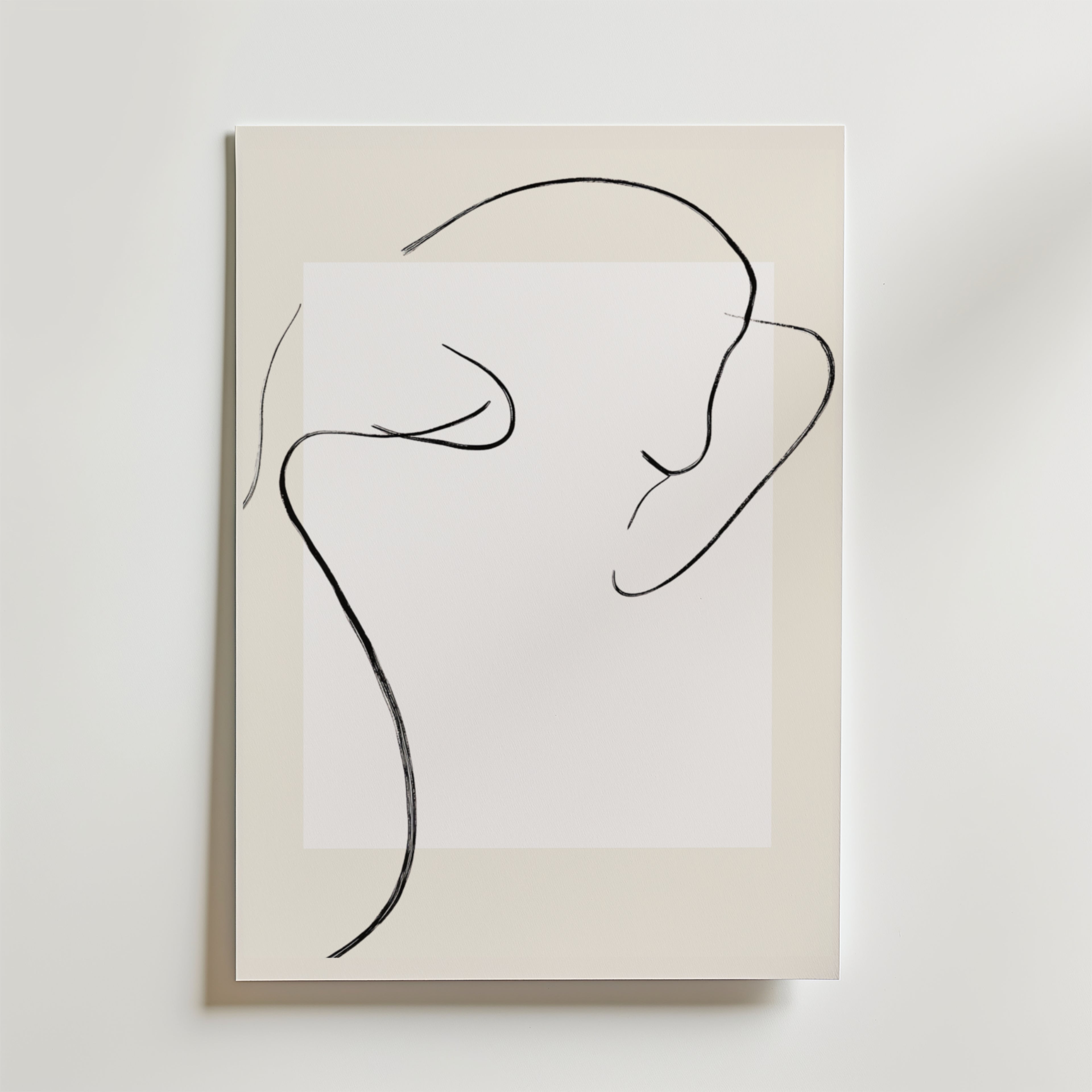 Minimal Nude Line Art Poster by Bozetto visar en liggande abstrakt figur i flytande svarta linjer på vitt och beige premiumpapper - perfekt för moderna interiörer och en ren, minimalistisk display.